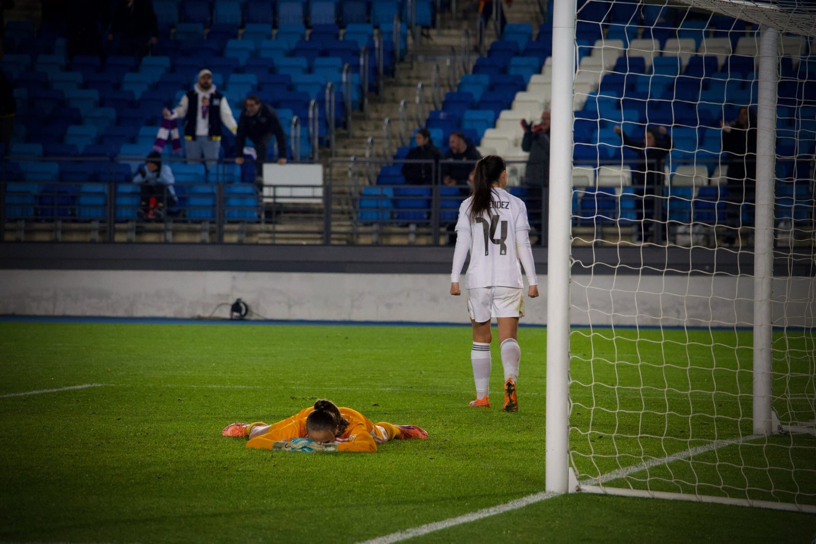 Weir rasca un punto en el último segundo ante el París FC